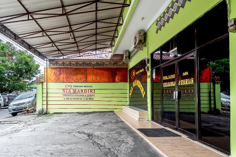 Oyo 723 Penginapan Nia Mandiri Syariah Medan Exterior photo