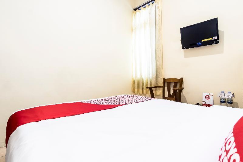 Oyo 723 Penginapan Nia Mandiri Syariah Medan Exterior photo